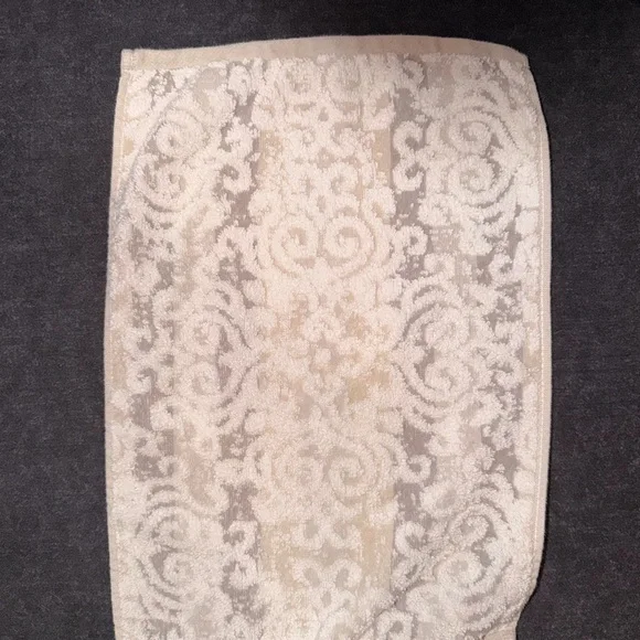 Elegant Cream and White Towel Set - Picture 3 of 6